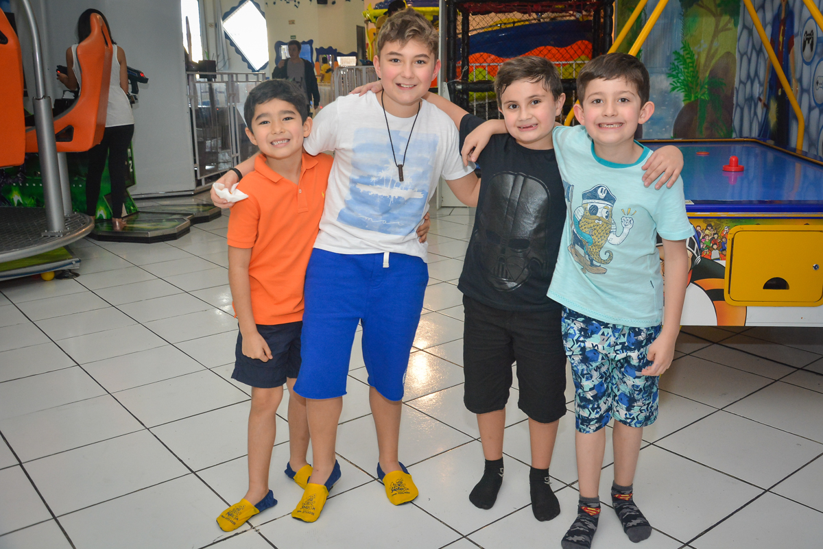 amigos unidos para a festa no Buffet Salakaboom, Ipiranga, São Paulo, aniversário de Jonathan 7 anos, tema da festa Star Wars