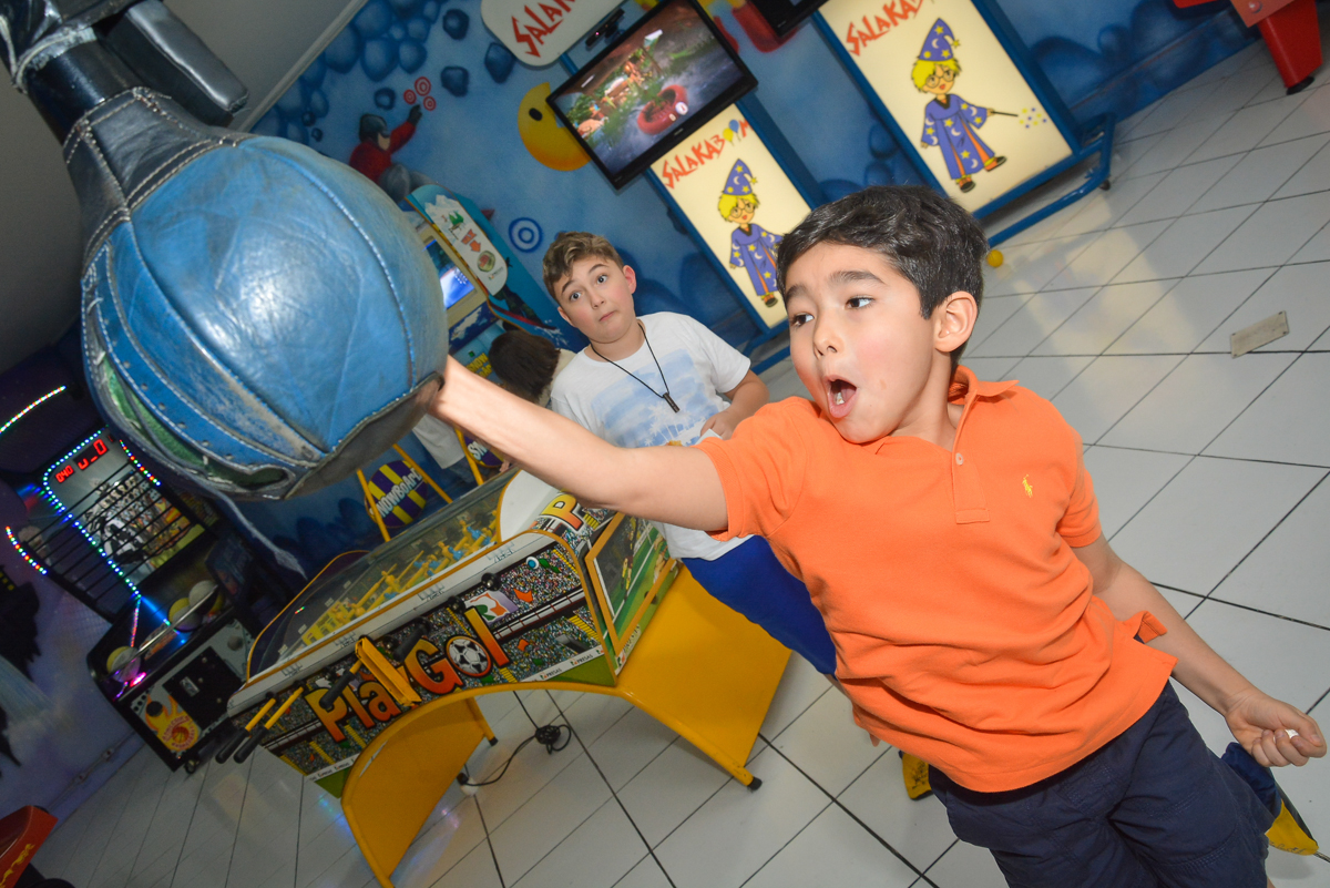 quem da o soco mais forte no Buffet Salakaboom, Ipiranga, São Paulo, aniversário de Jonathan 7 anos, tema da festa Star Wars