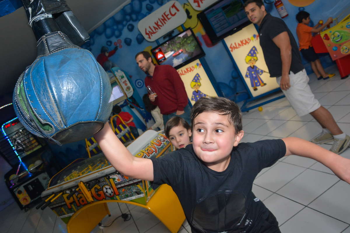 aniversariante brinca na máquina de box no Buffet Salakaboom, Ipiranga, São Paulo, aniversário de Jonathan 7 anos, tema da festa Star Wars