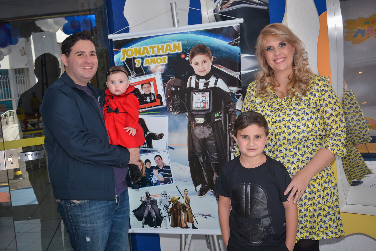 entrada da família na festa no Buffet Salakaboom, Ipiranga, São Paulo, aniversário de Jonathan 7 anos, tema da festa Star Wars
