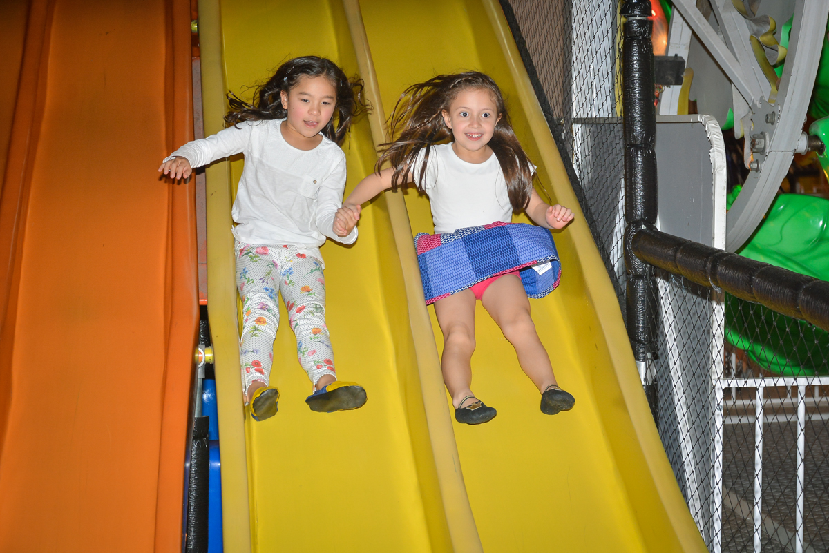 as amigas brincam no escorregador no Buffet Salakaboom, Ipiranga, São Paulo, aniversário de Jonathan 7 anos, tema da festa Star Wars