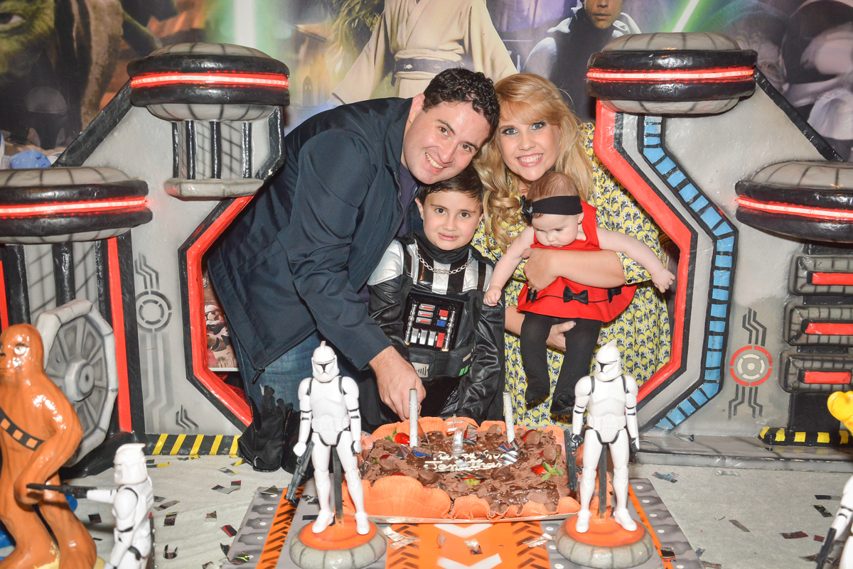 cortando o primeiro pedaço de bolo no Buffet Salakaboom, Ipiranga, São Paulo, aniversário de Jonathan 7 anos, tema da festa Star Wars
