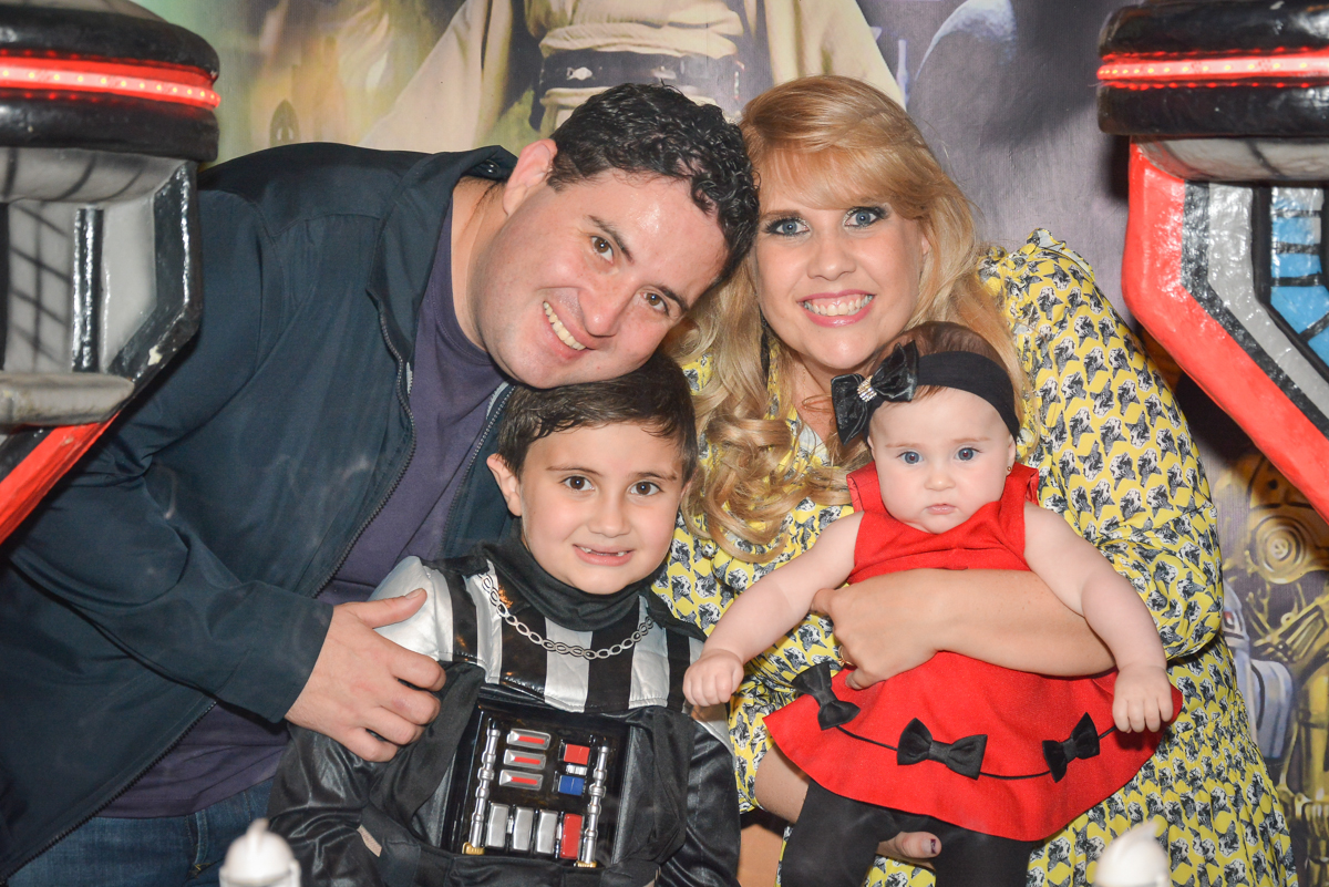 fotografia da família no Buffet Salakaboom, Ipiranga, São Paulo, aniversário de Jonathan 7 anos, tema da festa Star Wars