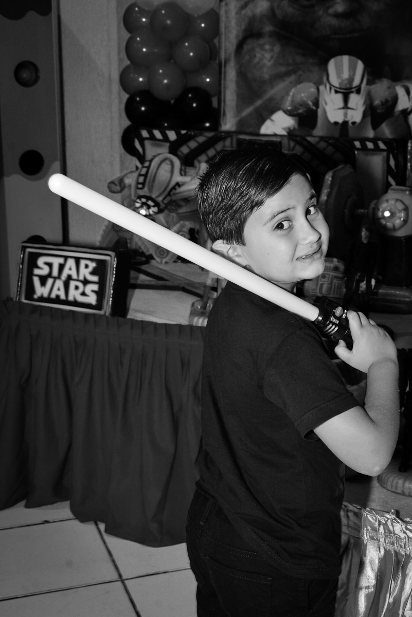 aniversariante com a espada no Buffet Salakaboom, Ipiranga, São Paulo, aniversário de Jonathan 7 anos, tema da festa Star Wars