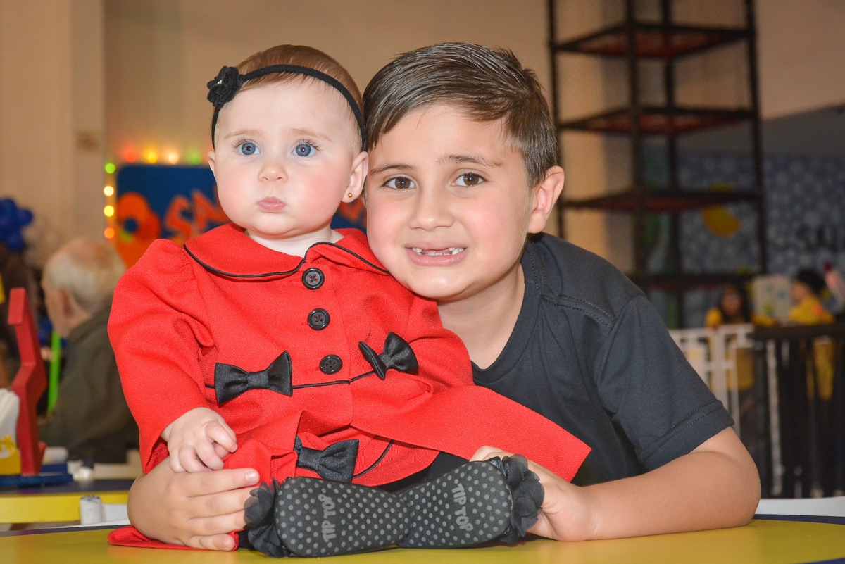 foto dos irmãos no Buffet Salakaboom, Ipiranga, São Paulo, aniversário de Jonathan 7 anos, tema da festa Star Wars