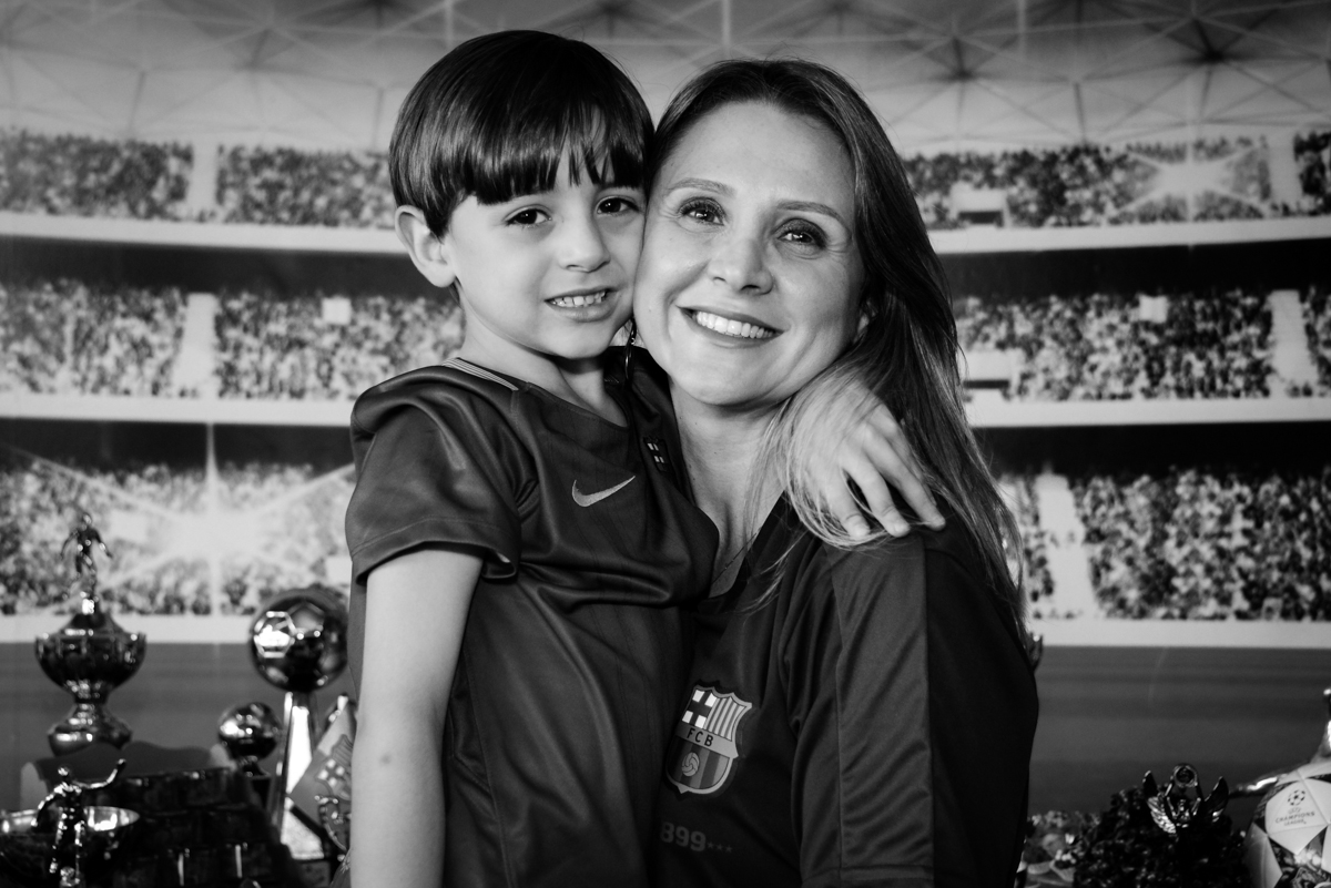 foto pai e filho no Buffet High Soccer, Morumbi, São Paulo aniversário de Rafael e João 6 anos tema da festa futebol