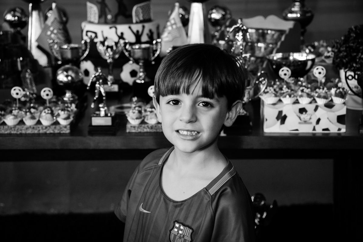 sorriso feliz em sua festa no Buffet High Soccer, Morumbi, São Paulo aniversário de Rafael e João 6 anos tema da festa futebol