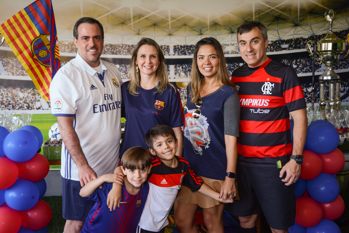 as familias reunidas para a foto no Buffet High Soccer, Morumbi, São Paulo aniversário de Rafael e João 6 anos tema da festa futebol