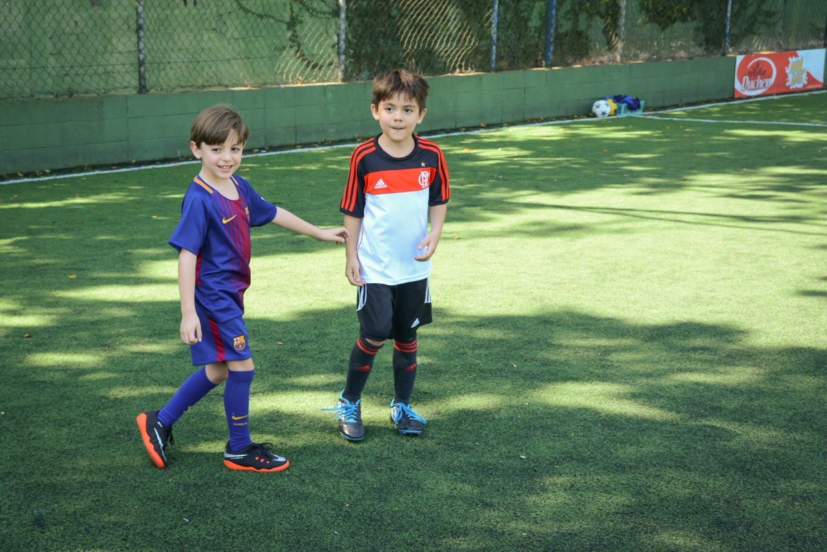 vai começar a partida de futebol no Buffet High Soccer, Morumbi, São Paulo aniversário de Rafael e João 6 anos tema da festa futebol