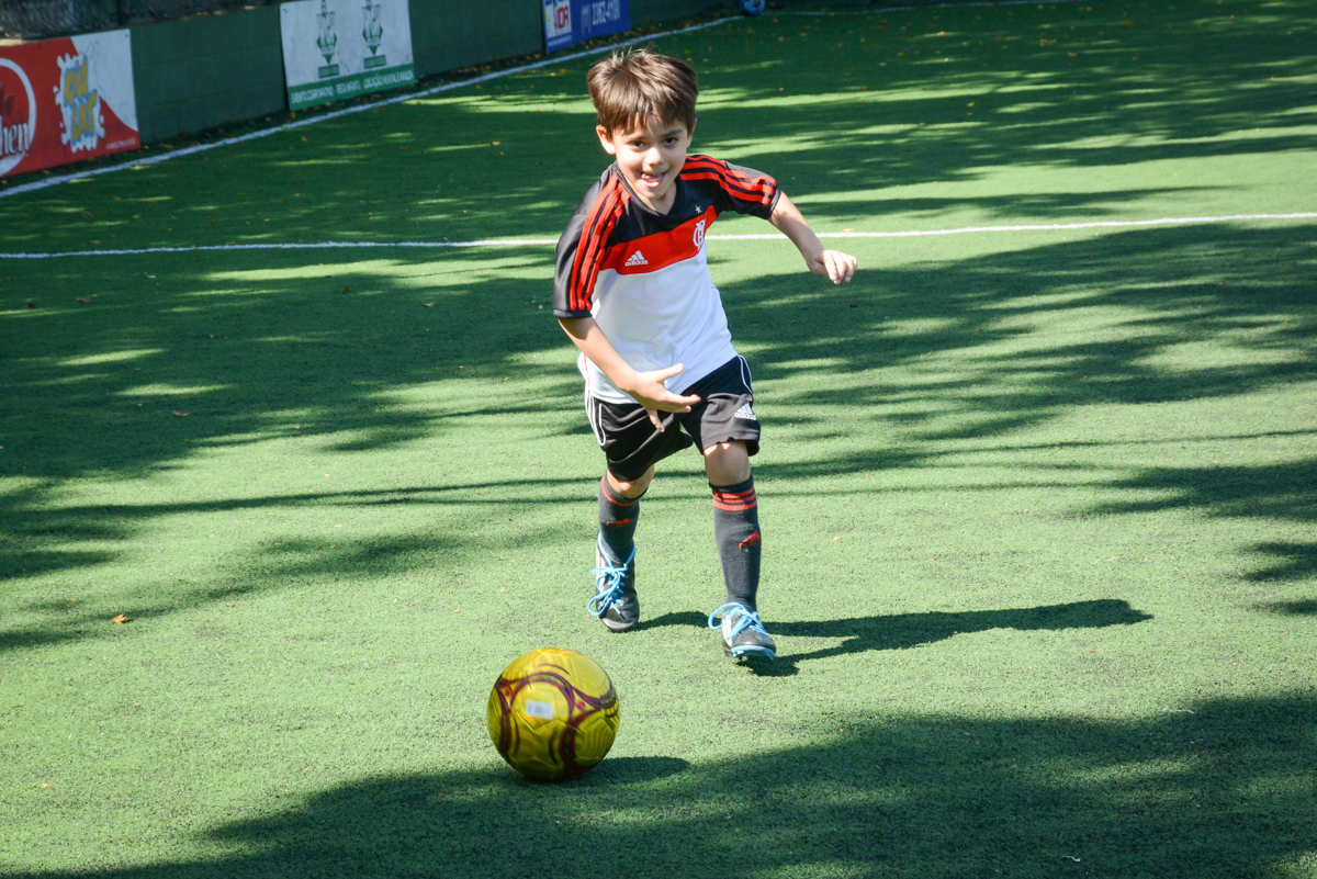 primeiro chute do jogo no Buffet High Soccer, Morumbi, São Paulo aniversário de Rafael e João 6 anos tema da festa futebol