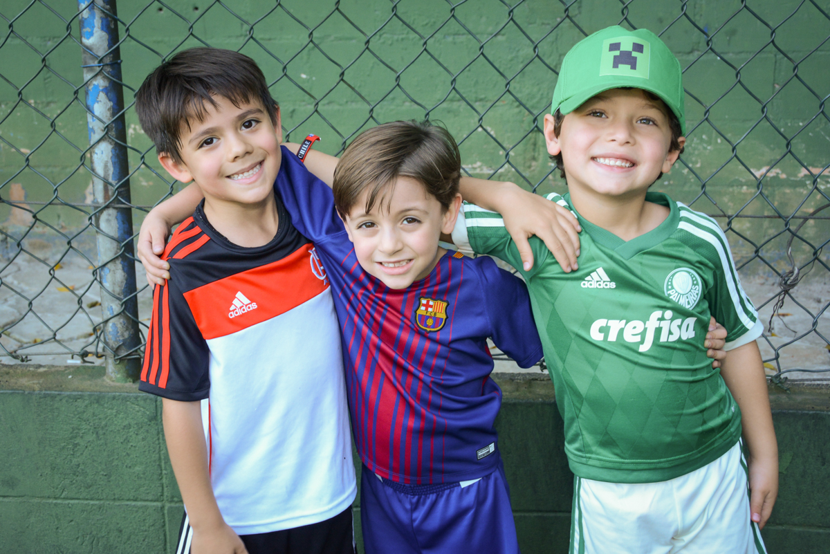 fotografia com os jogadores no Buffet High Soccer, Morumbi, São Paulo aniversário de Rafael e João 6 anos tema da festa futebol