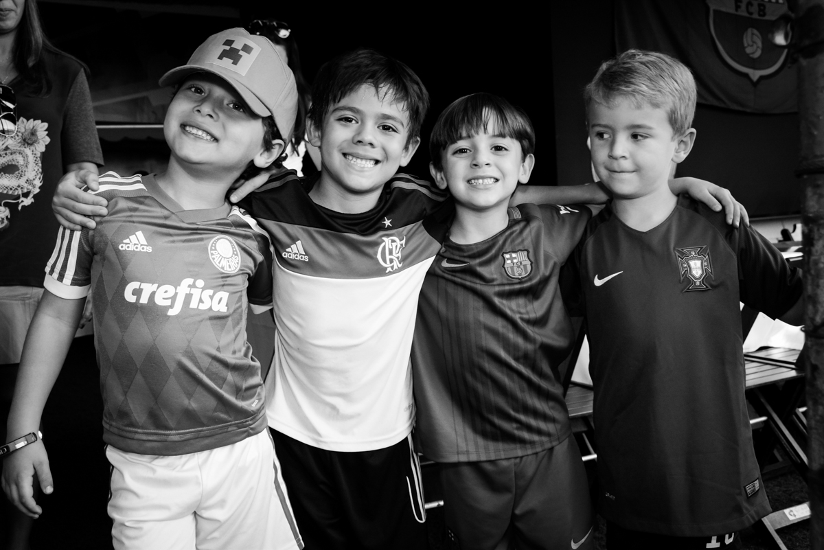 amigos reunidos no Buffet High Soccer, Morumbi, São Paulo aniversário de Rafael e João 6 anos tema da festa futebol