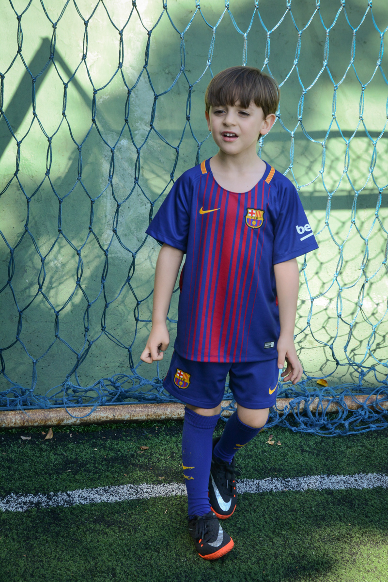 goleiro atento a jogada no Buffet High Soccer, Morumbi, São Paulo aniversário de Rafael e João 6 anos tema da festa futebol