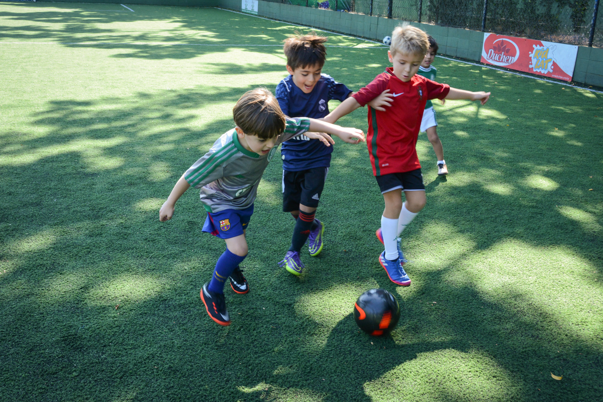 disputa pela bola no Buffet High Soccer, Morumbi, São Paulo aniversário de Rafael e João 6 anos tema da festa futebol