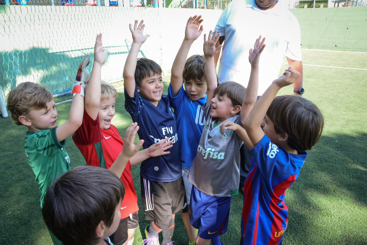 comemorando o gol no Buffet High Soccer, Morumbi, São Paulo aniversário de Rafael e João 6 anos tema da festa futebol