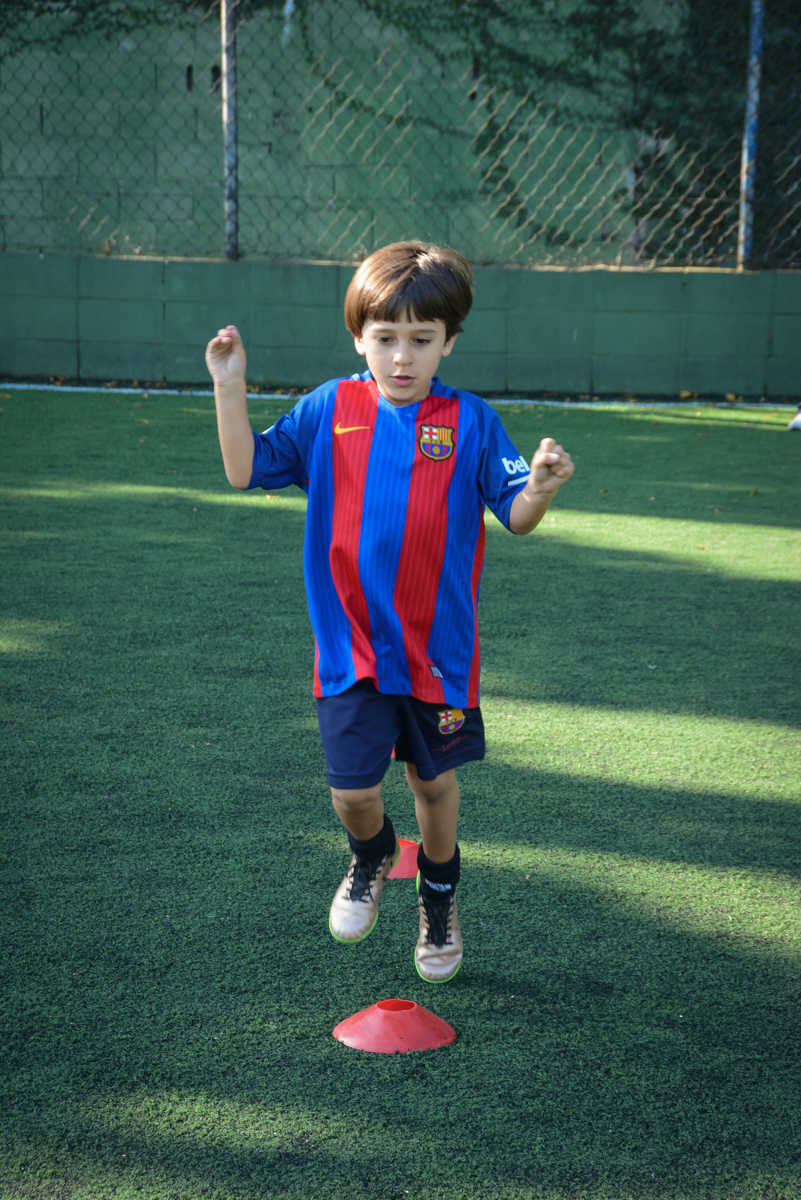 mais um treinando antes do jogo no Buffet High Soccer, Morumbi, São Paulo aniversário de Rafael e João 6 anos tema da festa futebol