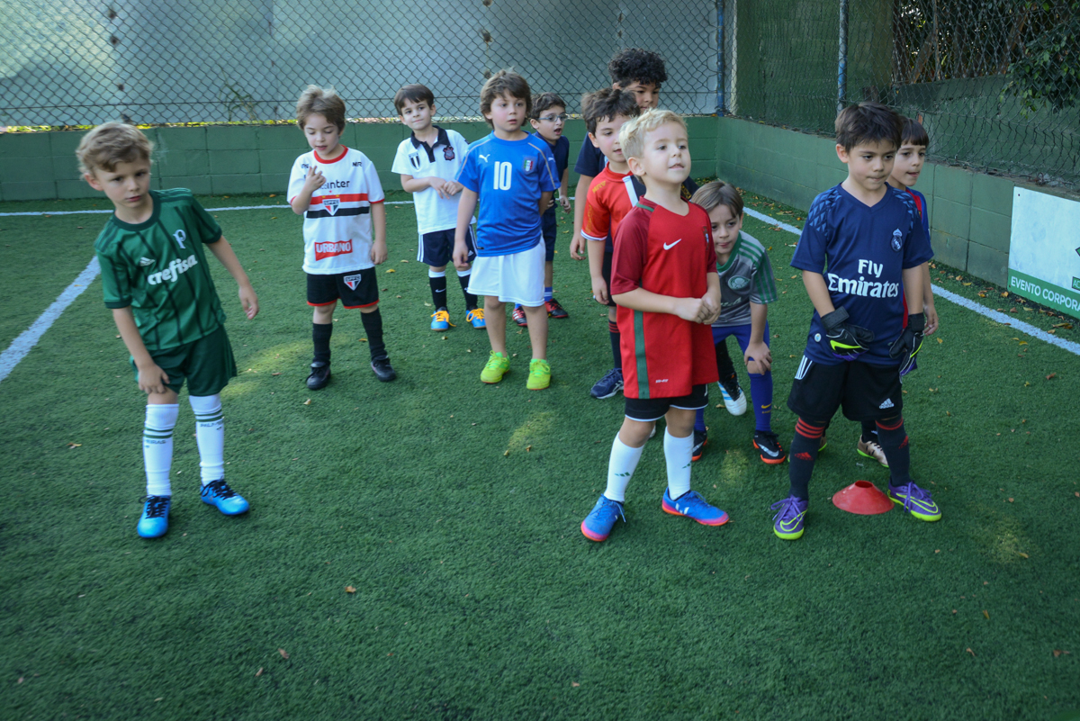 o time reunido para o jogo no Buffet High Soccer, Morumbi, São Paulo aniversário de Rafael e João 6 anos tema da festa futebol