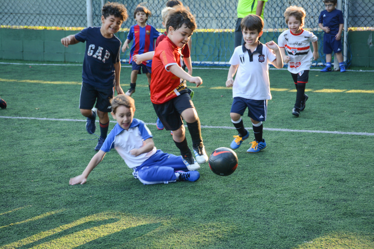 drible para o gol no Buffet High Soccer, Morumbi, São Paulo aniversário de Rafael e João 6 anos tema da festa futebol