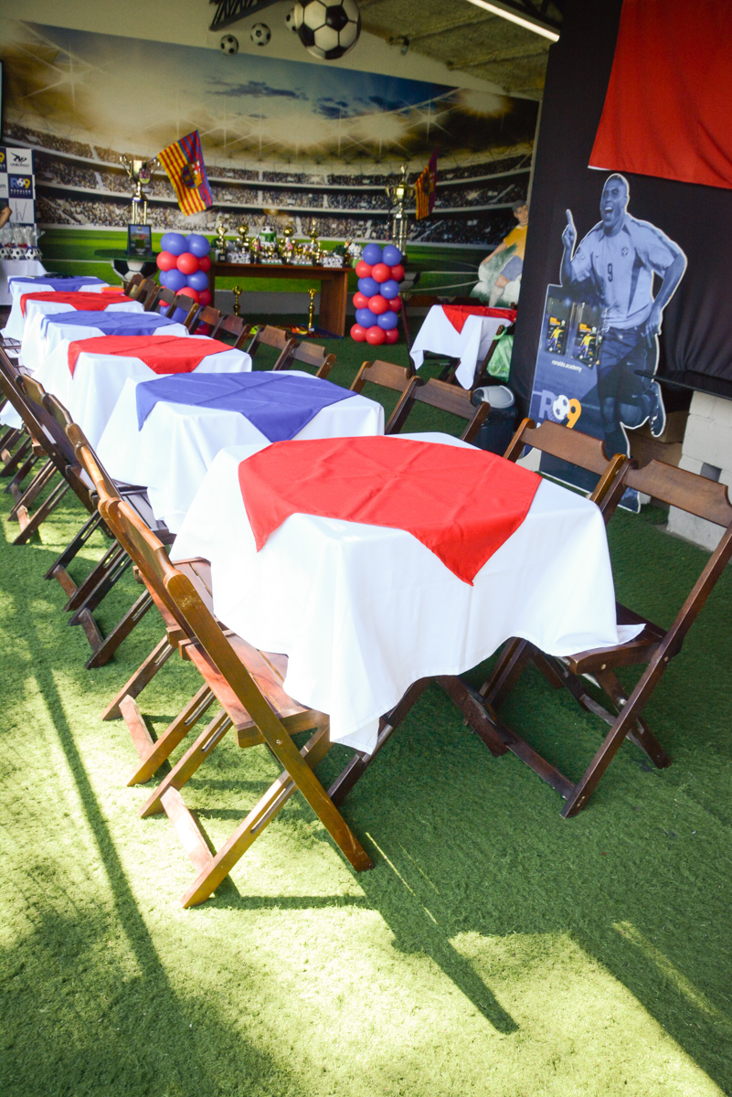 mesas do Buffet High Soccer, Morumbi, São Paulo aniversário de Rafael e João 6 anos tema da festa futebol