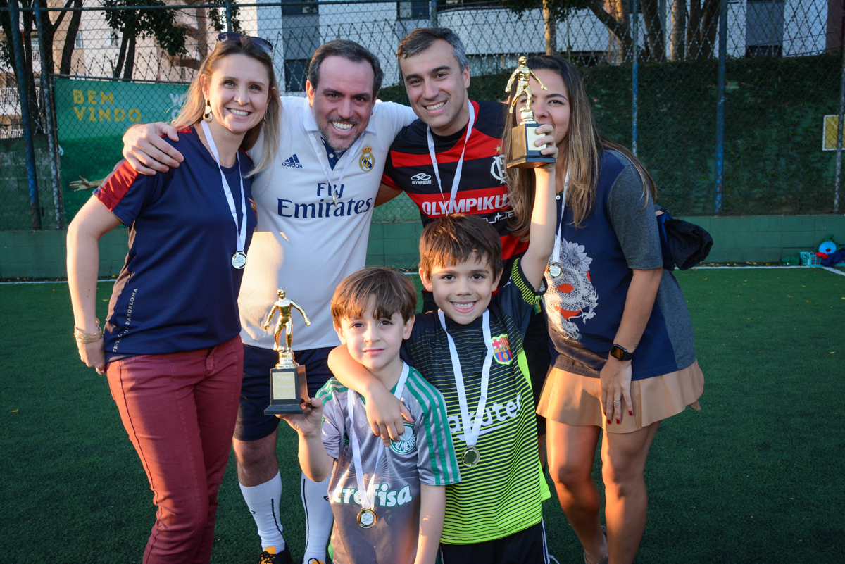 recebendo a medalha no Buffet High Soccer, Morumbi, São Paulo aniversário de Rafael e João 6 anos tema da festa futebol