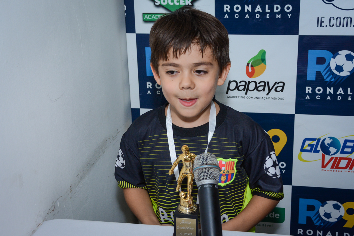 recebendo o troféu no Buffet High Soccer, Morumbi, São Paulo aniversário de Rafael e João 6 anos tema da festa futebol