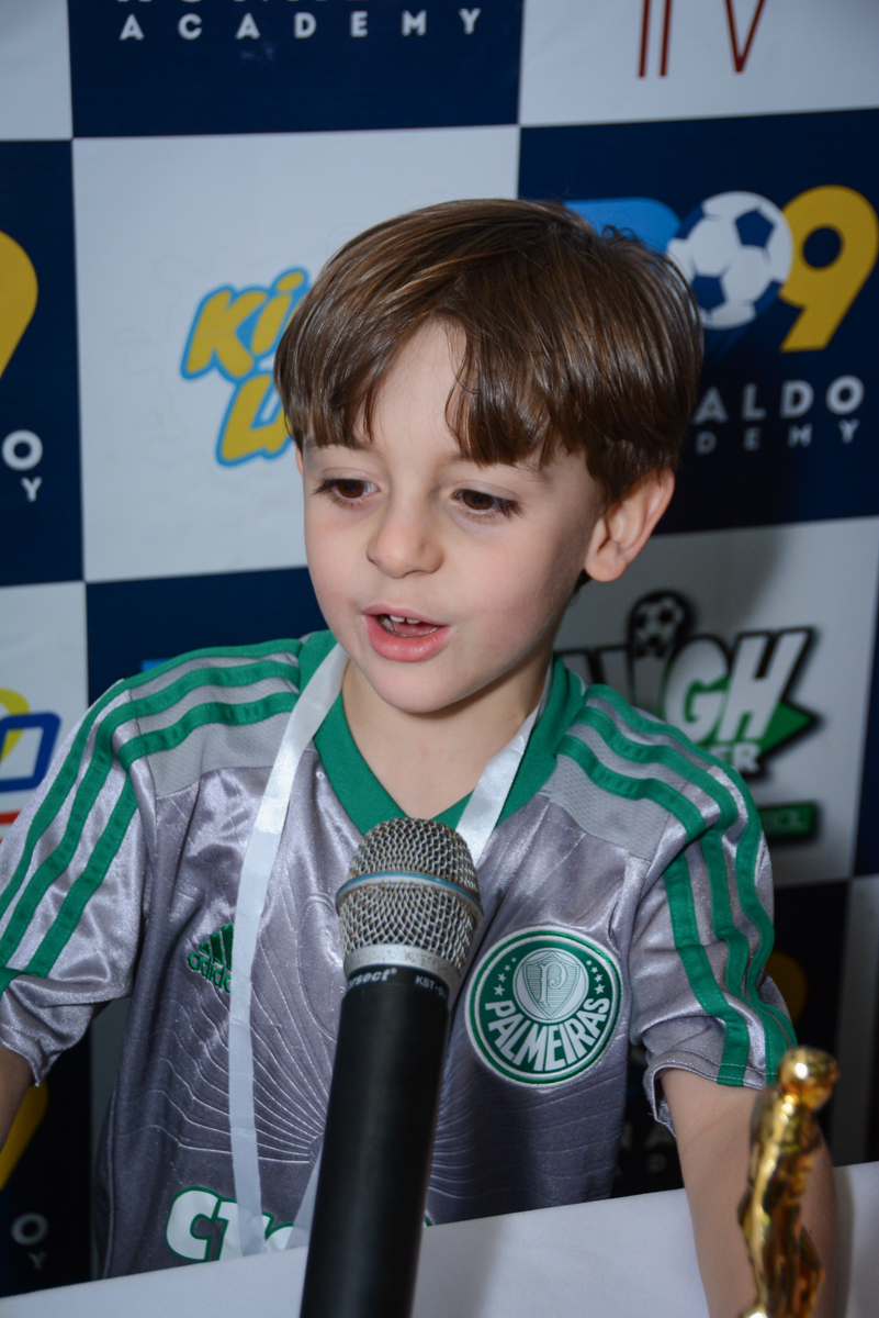 hora de dar entrevista no Buffet High Soccer, Morumbi, São Paulo aniversário de Rafael e João 6 anos tema da festa futebol