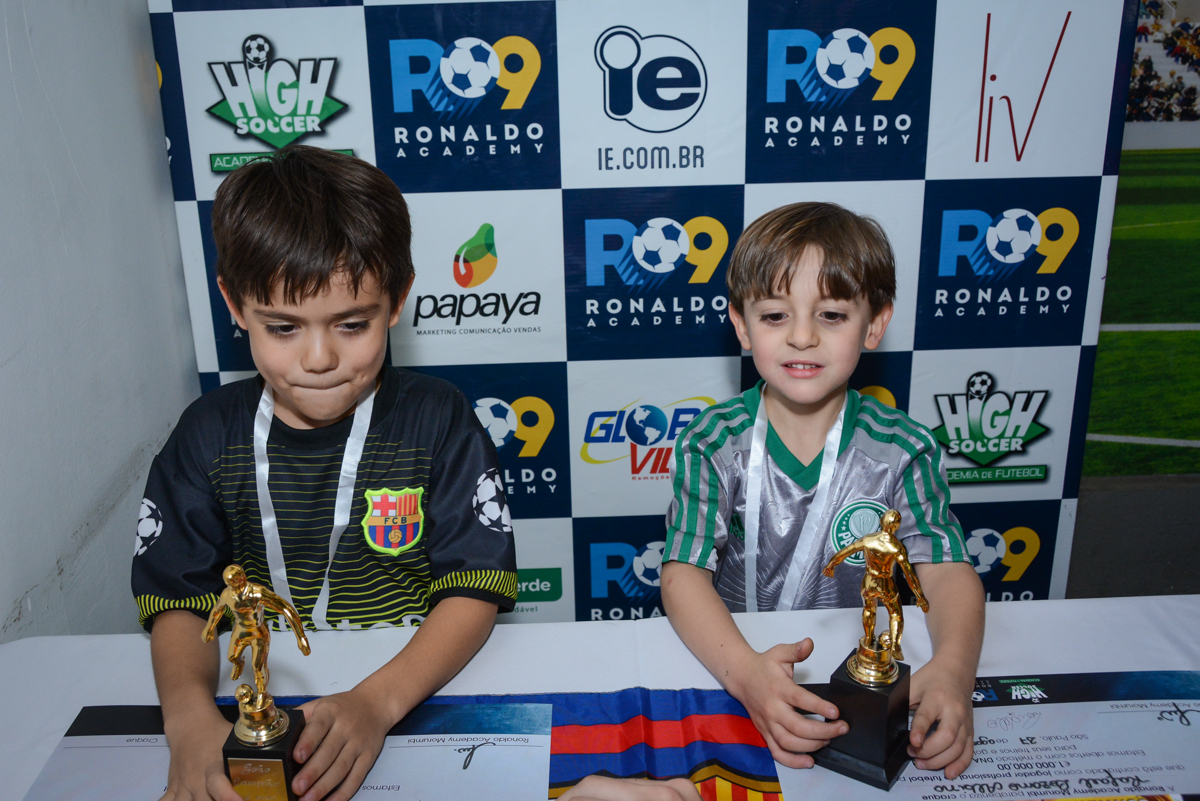 medalhas recebida pelos jogadores no Buffet High Soccer, Morumbi, São Paulo aniversário de Rafael e João 6 anos tema da festa futebol