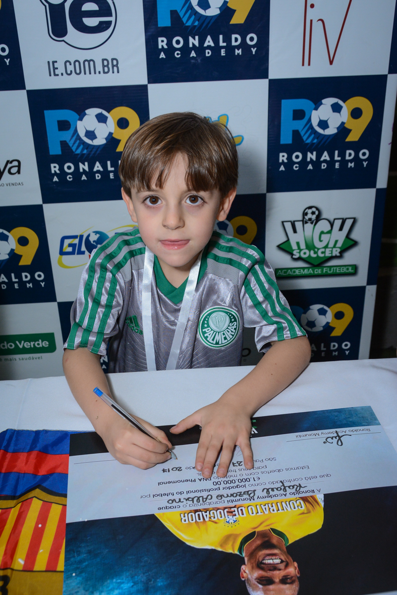 assinando contrato com o time no Buffet High Soccer, Morumbi, São Paulo aniversário de Rafael e João 6 anos tema da festa futebol