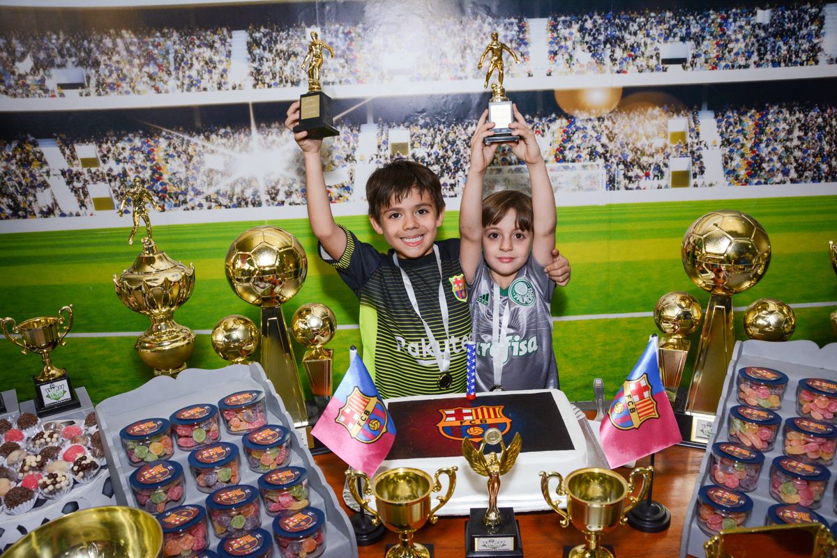 erguendo a taça no Buffet High Soccer, Morumbi, São Paulo aniversário de Rafael e João 6 anos tema da festa futebol