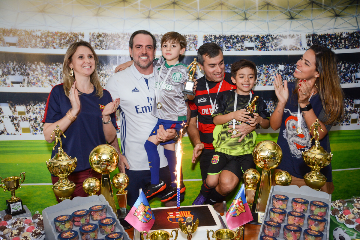hora de cantar parabéns no Buffet High Soccer, Morumbi, São Paulo aniversário de Rafael e João 6 anos tema da festa futebol