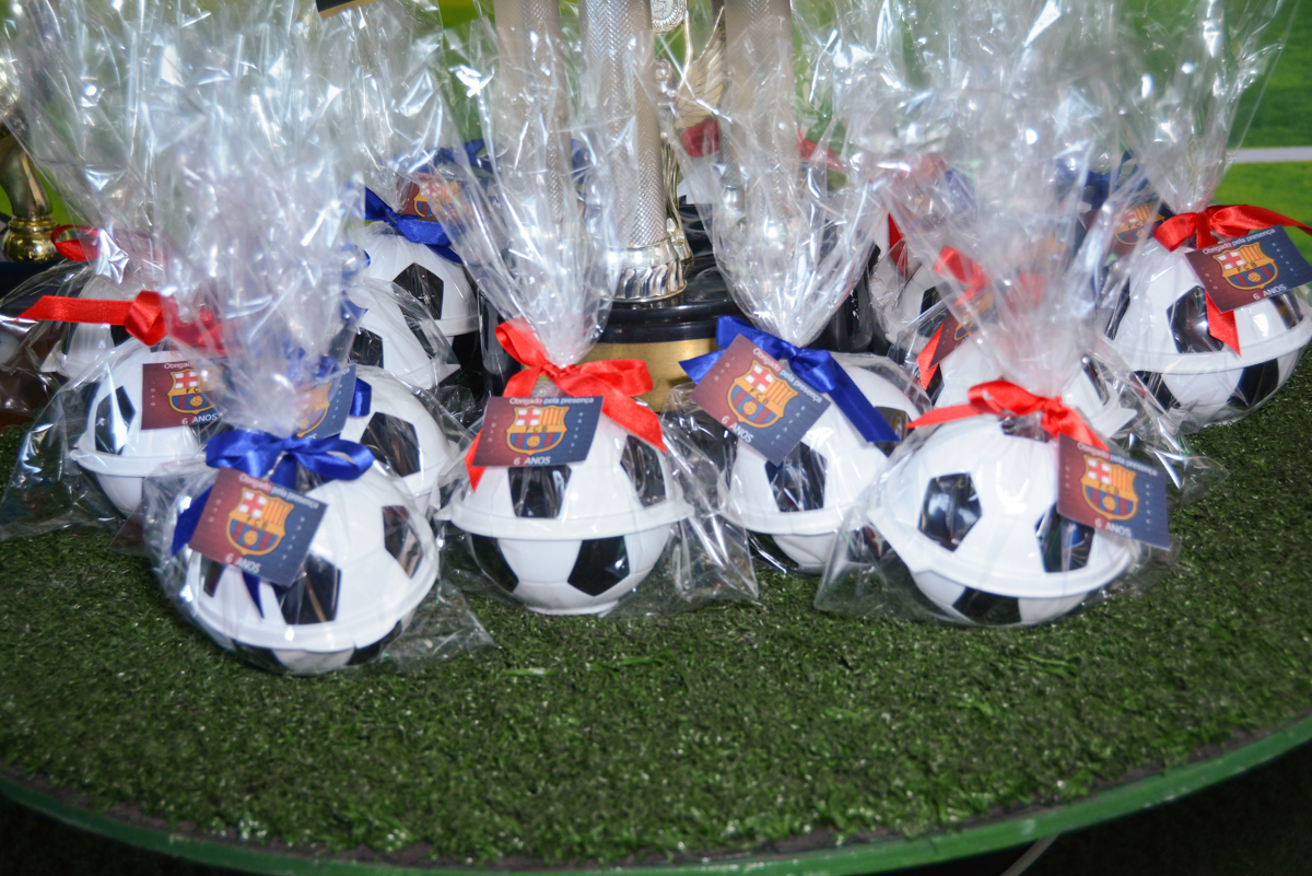 lembrancinha das crianças no Buffet High Soccer, Morumbi, São Paulo aniversário de Rafael e João 6 anos tema da festa futebol