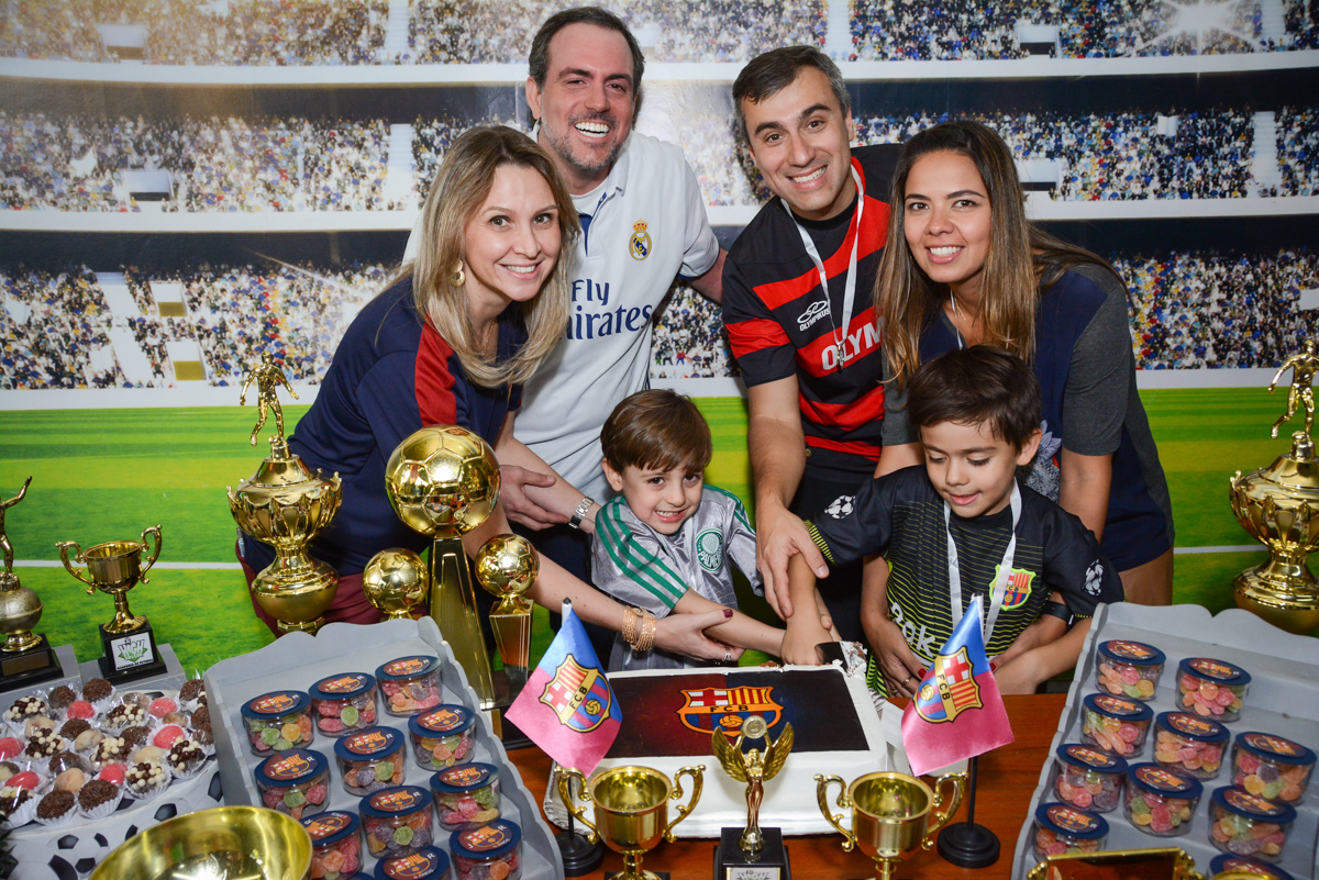 cotando o primeiro pedaço de bolo no Buffet High Soccer, Morumbi, São Paulo aniversário de Rafael e João 6 anos tema da festa futebol