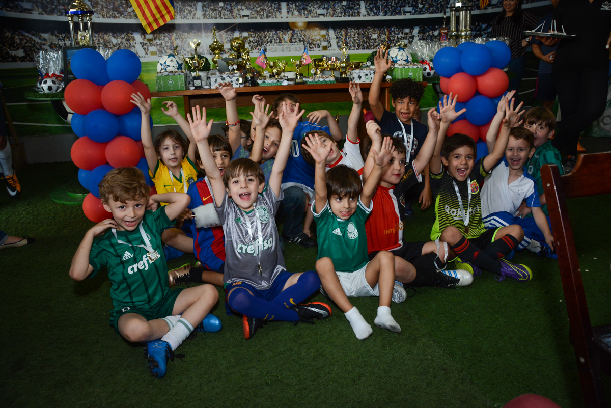 foto do final da festa no Buffet High Soccer, Morumbi, São Paulo aniversário de Rafael e João 6 anos tema da festa futebol