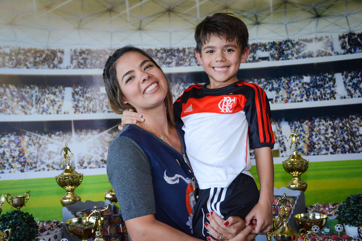 foto mãe e filho no Buffet High Soccer, Morumbi, São Paulo aniversário de Rafael e João 6 anos tema da festa futebol