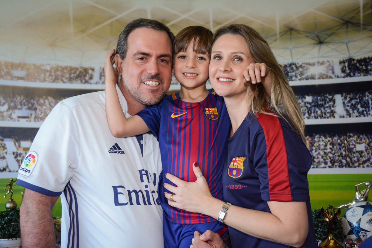 fotografia do abraço com os pais no Buffet High Soccer, Morumbi, São Paulo aniversário de Rafael e João 6 anos tema da festa futebol