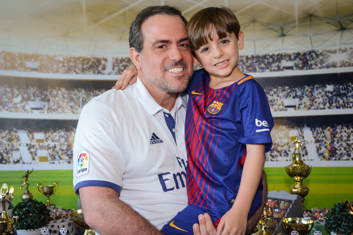 foto pai e filho no Buffet High Soccer, Morumbi, São Paulo aniversário de Rafael e João 6 anos tema da festa futebol