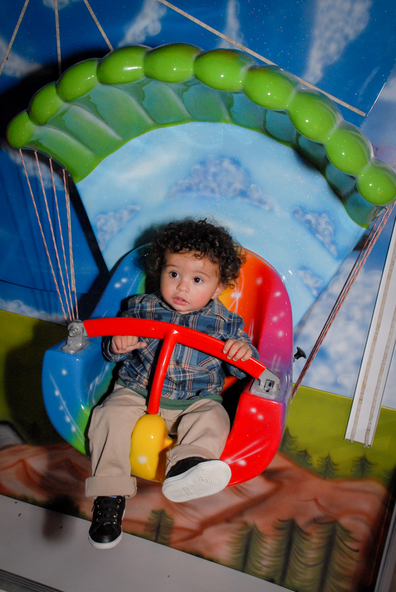 brincadeira no carrossel no Buffet Galeria da Arte, Vila Maria, São Paulo, aniversário de Lorenzo 4 e Lucca 1 aninho tema da festa super herois