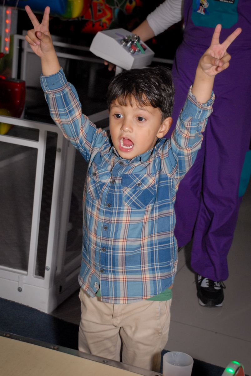 comemorando gol no Buffet Galeria da Arte, Vila Maria, São Paulo, aniversário de Lorenzo 4 e Lucca 1 aninho tema da festa super herois