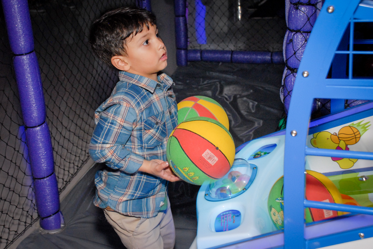 jogando basquete no Buffet Galeria da Arte, Vila Maria, São Paulo, aniversário de Lorenzo 4 e Lucca 1 aninho tema da festa super herois