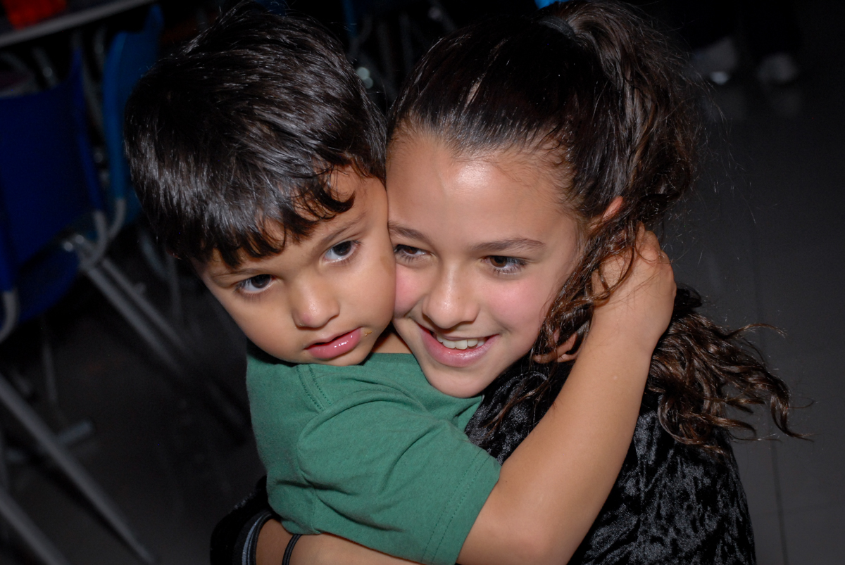 abraço dos amigos no Buffet Galeria da Arte, Vila Maria, São Paulo, aniversário de Lorenzo 4 e Lucca 1 aninho tema da festa super herois