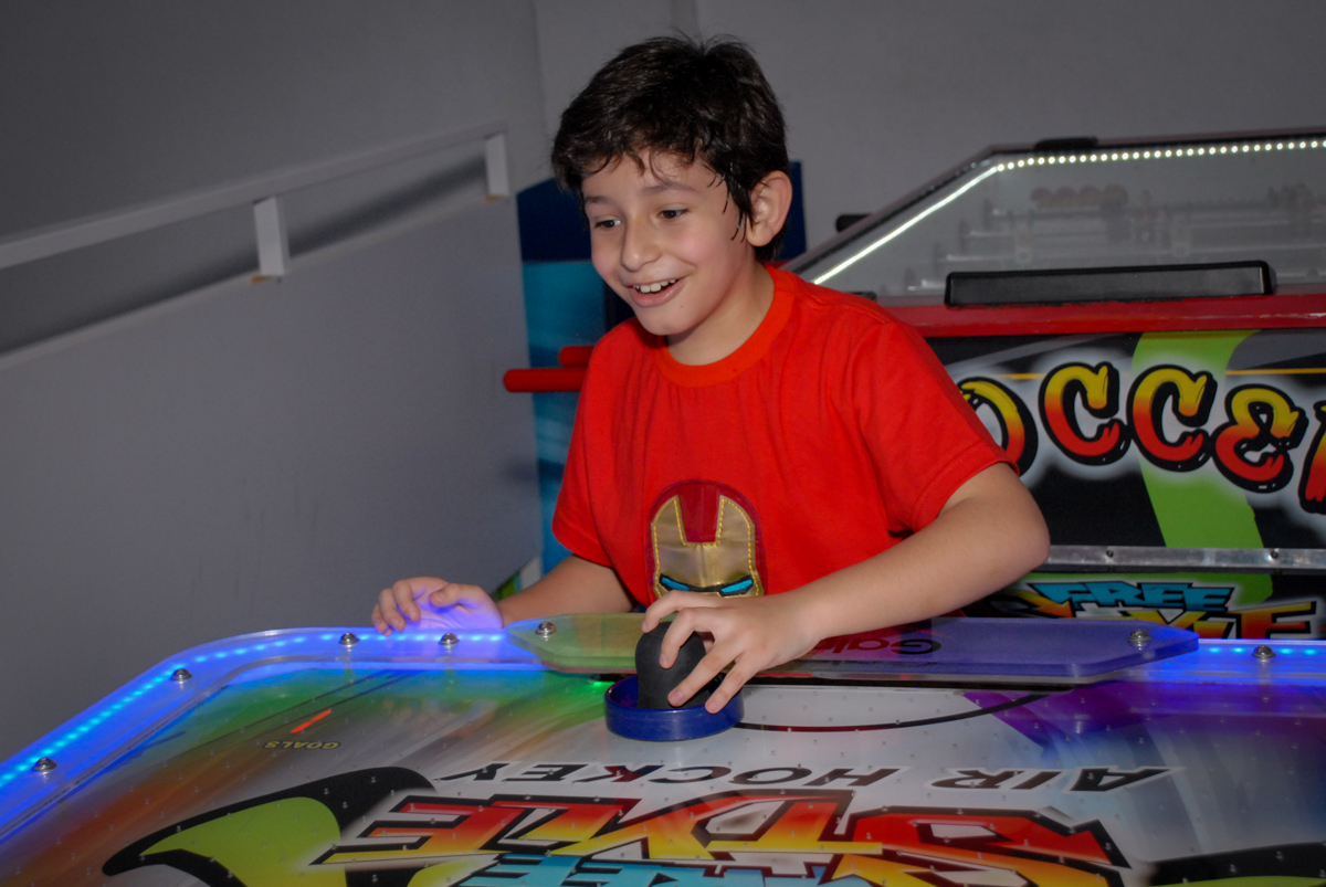 jogando futebol de mesa no Buffet Galeria da Arte, Vila Maria, São Paulo, aniversário de Lorenzo 4 e Lucca 1 aninho tema da festa super herois