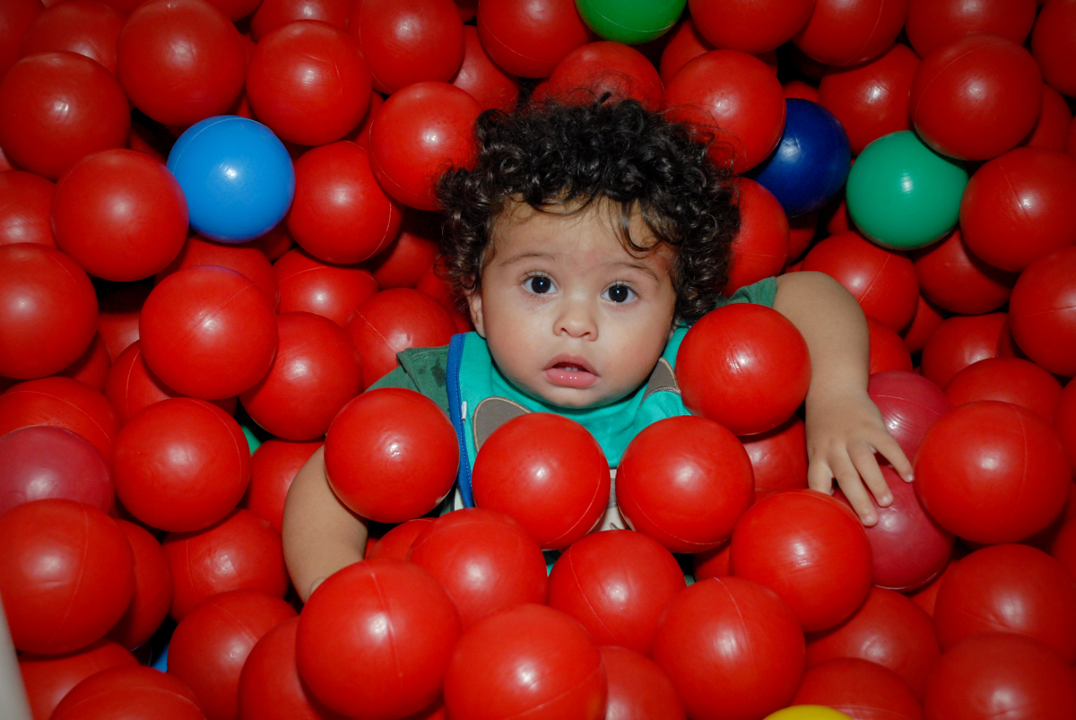 brincando na piscina de bolina no Buffet Galeria da Arte, Vila Maria, São Paulo, aniversário de Lorenzo 4 e Lucca 1 aninho tema da festa super herois