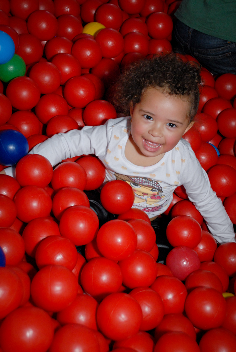 as crianças brincam na piscina de bolinha no Buffet Galeria da Arte, Vila Maria, São Paulo, aniversário de Lorenzo 4 e Lucca 1 aninho tema da festa super herois