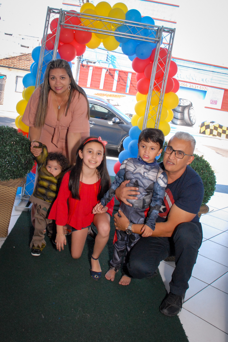 fotografia da família no Buffet Galeria da Arte, Vila Maria, São Paulo, aniversário de Lorenzo 4 e Lucca 1 aninho tema da festa super herois