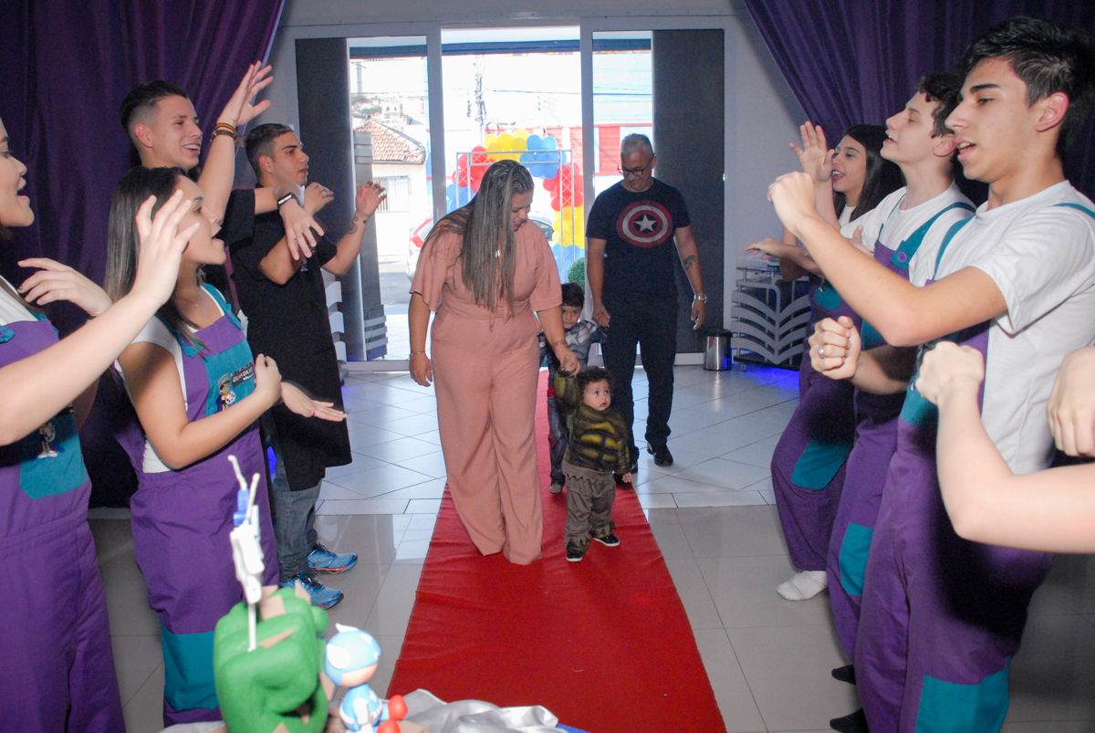 entrada para o parabéns no Buffet Galeria da Arte, Vila Maria, São Paulo, aniversário de Lorenzo 4 e Lucca 1 aninho tema da festa super herois