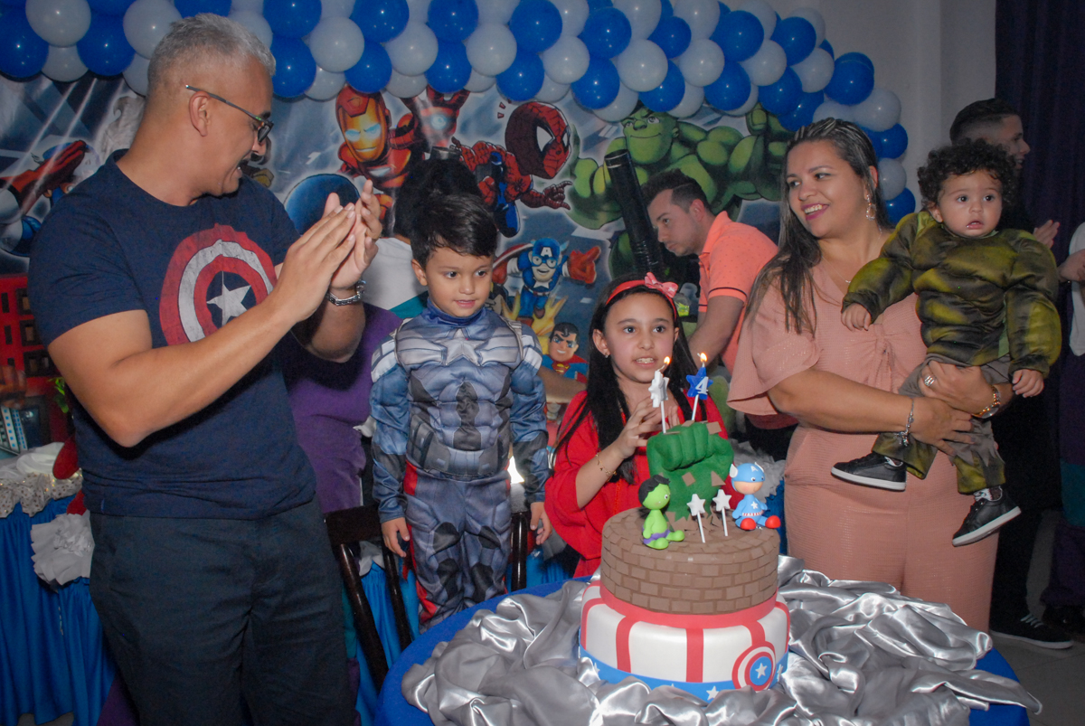cantando parabéns no Buffet Galeria da Arte, Vila Maria, São Paulo, aniversário de Lorenzo 4 e Lucca 1 aninho tema da festa super herois