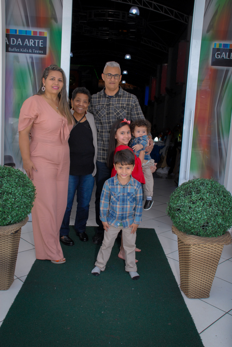 entrada da família no Buffet Galeria da Arte, Vila Maria, São Paulo, aniversário de Lorenzo 4 e Lucca 1 aninho tema da festa super herois