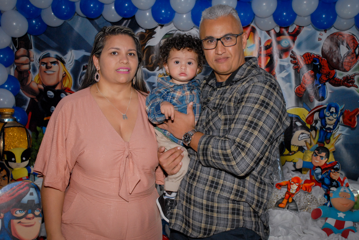 foto do aniversariante com os pais no Buffet Galeria da Arte, Vila Maria, São Paulo, aniversário de Lorenzo 4 e Lucca 1 aninho tema da festa super herois