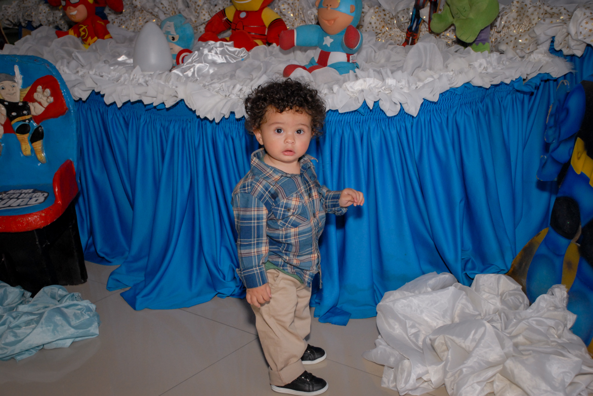 olhando a mesa decorada no Buffet Galeria da Arte, Vila Maria, São Paulo, aniversário de Lorenzo 4 e Lucca 1 aninho tema da festa super herois