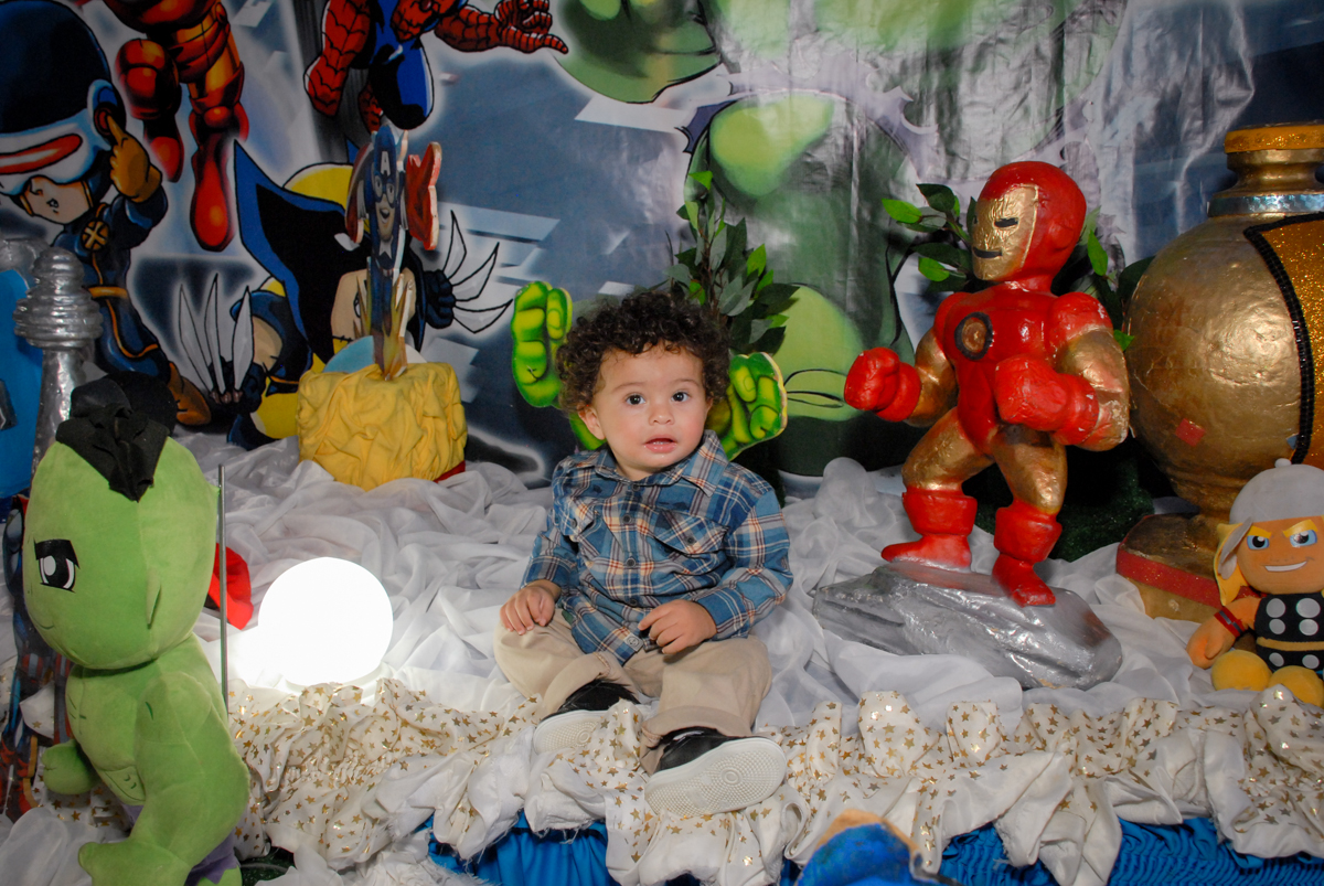 sentado na mesa decorada no Buffet Galeria da Arte, Vila Maria, São Paulo, aniversário de Lorenzo 4 e Lucca 1 aninho tema da festa super herois